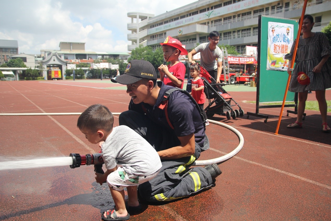 學童體驗消防射水