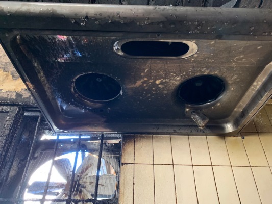 廚房瓦斯爐具左側排油煙機受燒較為嚴重