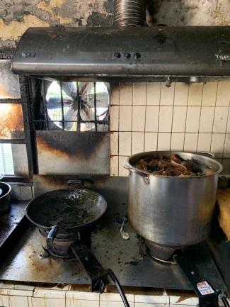 廚房左側瓦斯爐具受燒變色