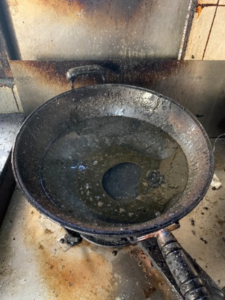 左側瓦斯爐具上鍋內食用油受燒燒焦