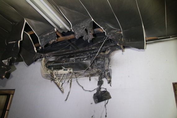 分離式冷氣機室內機燒損嚴重，正上方處天花板局部燒損