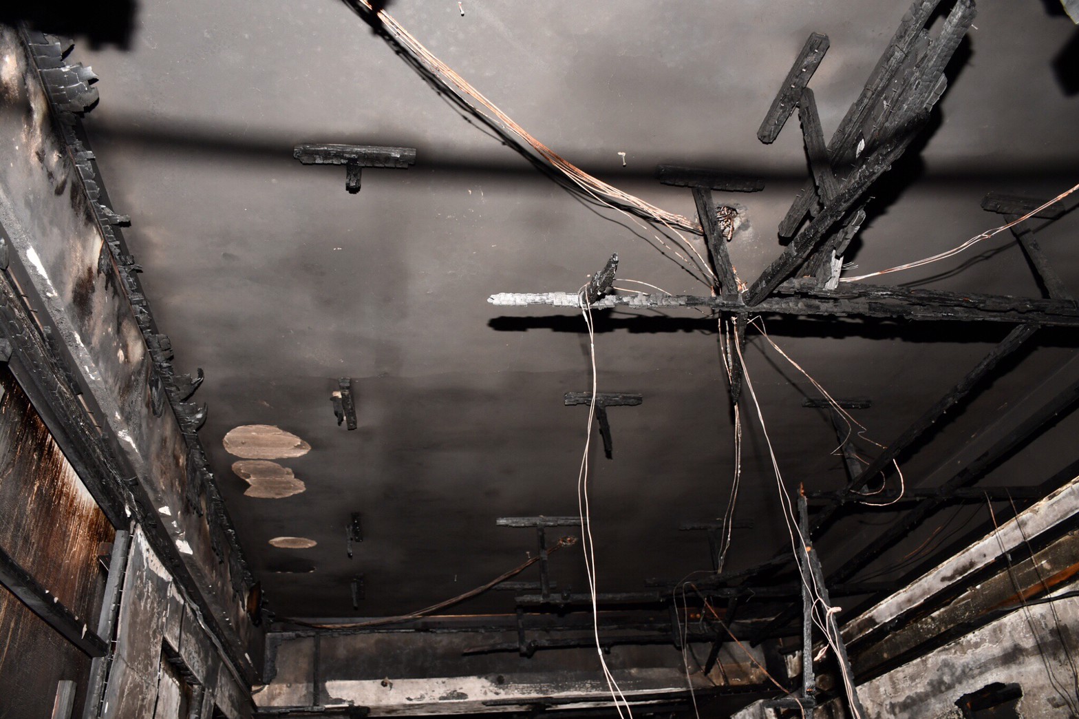 廚房西北側遺留熔斷燒損室內電源配線