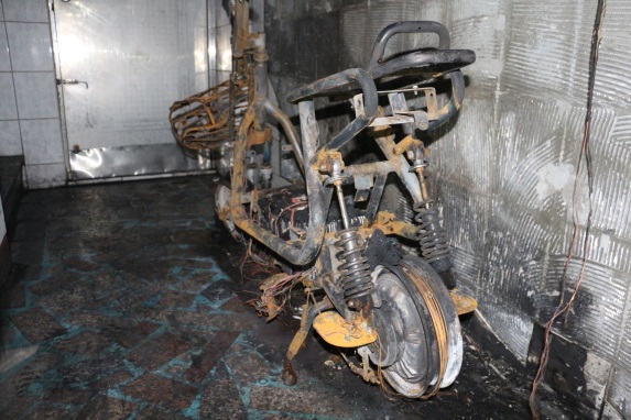充電中電動自行車嚴重受燒燒損