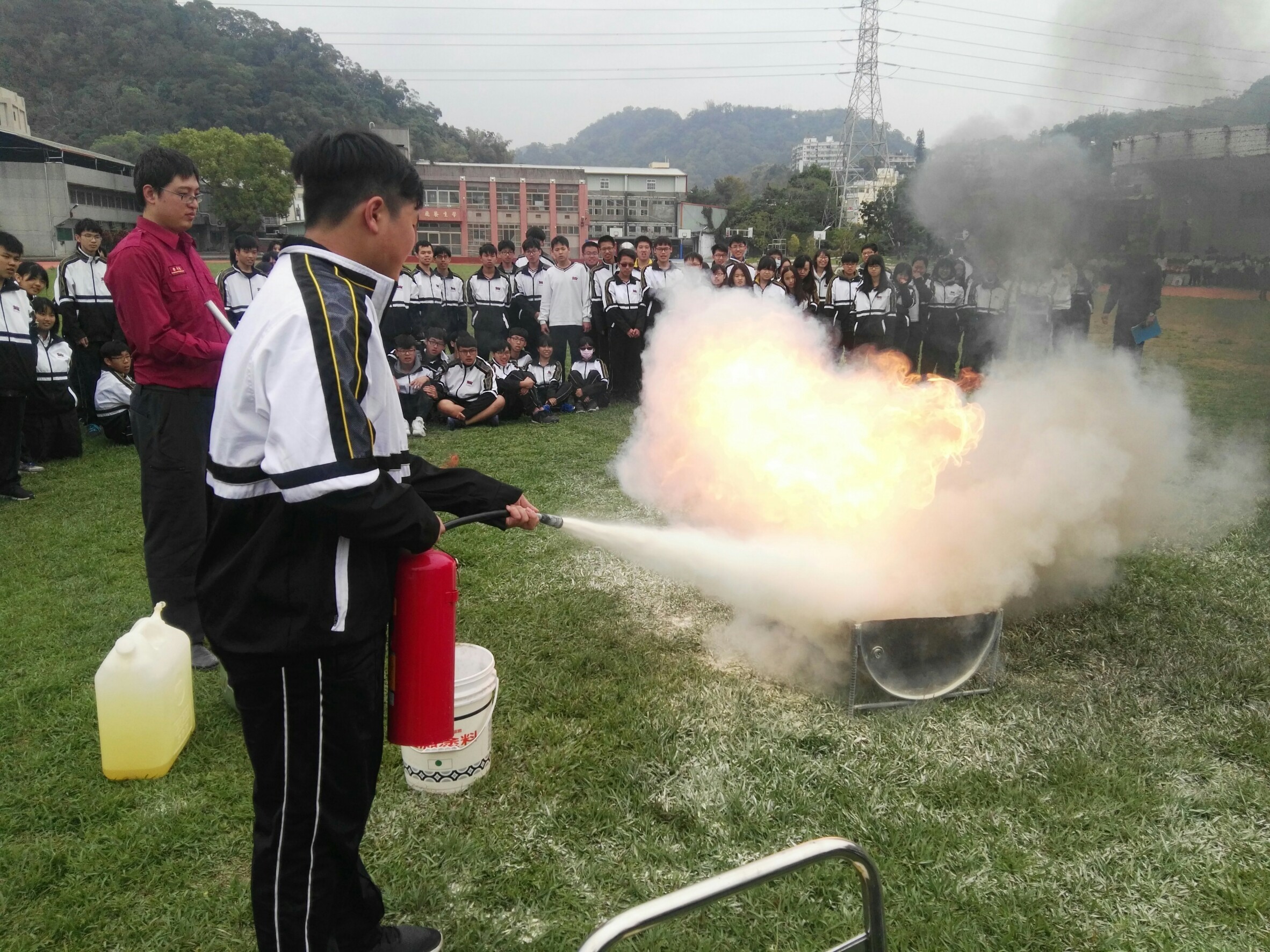 豐原高中學生使用滅火器滅油盤火災