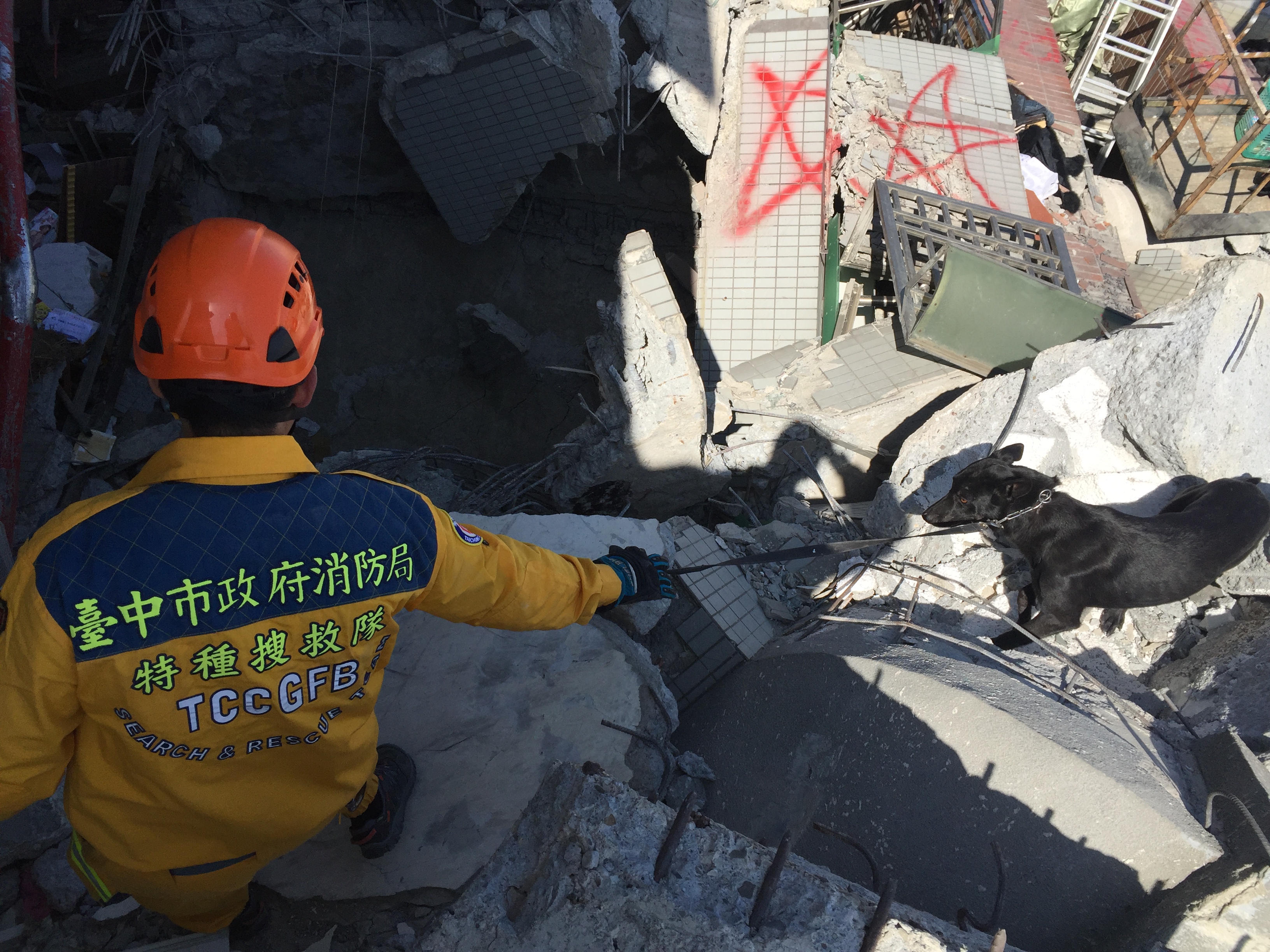 105年2月6日台南市永康區維冠大樓倒塌人命搜尋